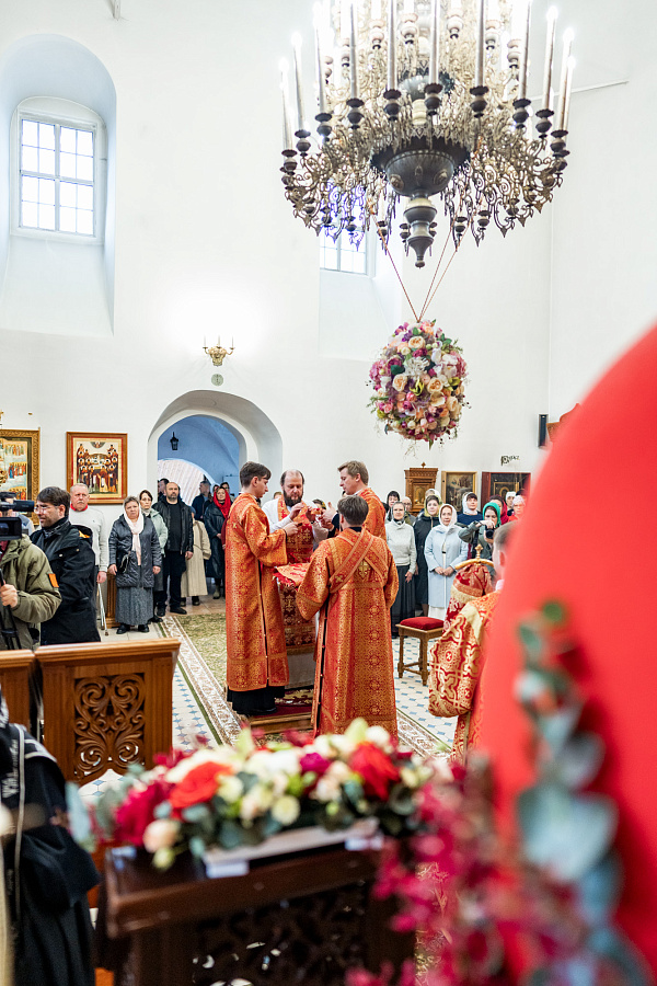 Божественная литургия в Свято-Троицком Белопесоцком женском монастыре города Ступино